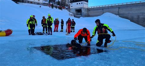 incidente porcia|Lo schianto e il tuffo nel lago ghiacciato, il pianto straziante di ...